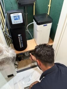 Monteur van Aqua at Home installeert een waterontharder
