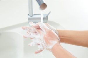 Moderne waterontharder geïnstalleerd bij een klant thuis